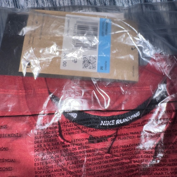 NWT Nike Women’s Medium Running Shirt with Pockets - Picture 4 of 6